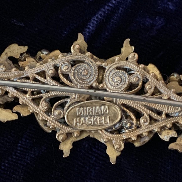 Vintage Miriam Haskell Baroque faux pearl and rhinestone filagree brooch, - Picture 3 of 4